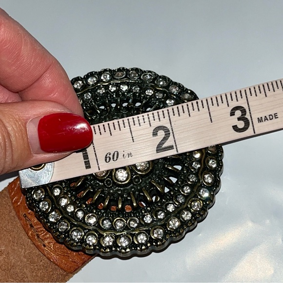 Fossil bling BELT Tan Brown FLORAL Tooled LEATHER Medallion Buckle Fits 35-39”Lg - Picture 2 of 15